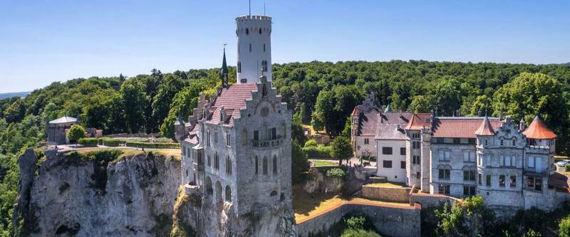 Blick auf Schloss Lichtenstein aus der Luft.