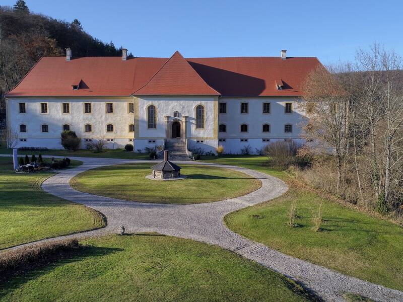 Blick auf Schloss Ehrenfels mit dem Vorgarten im Vordergrund.