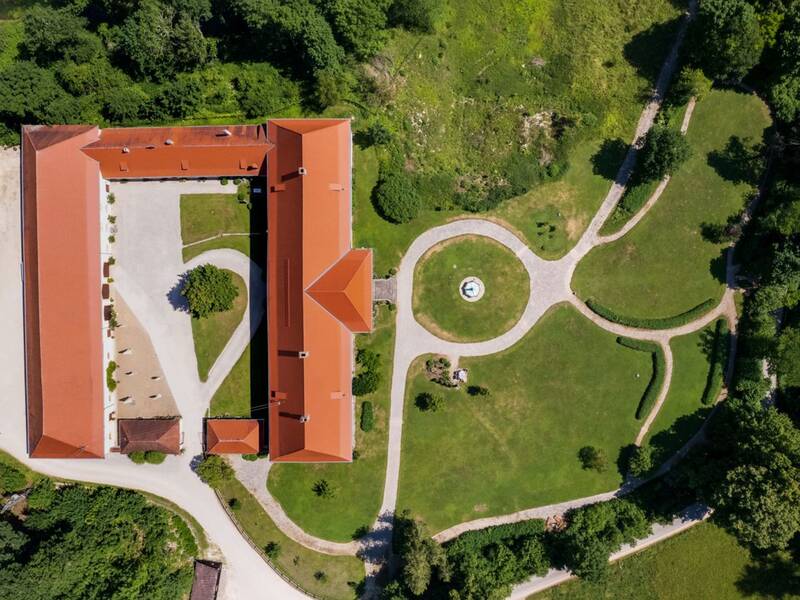 Blick auf Schloss Ehrenfels aus der Luft.