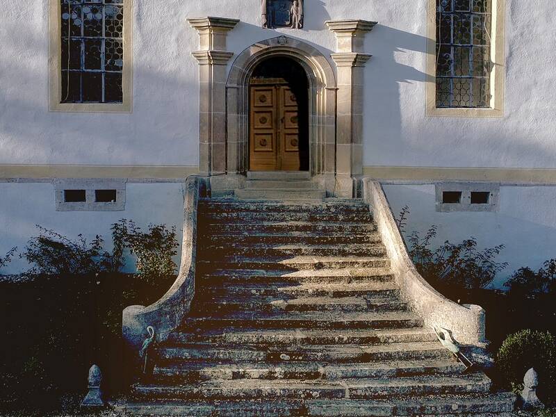 Steintreppe zum Eingangstor von Schloss Ehrenfels.