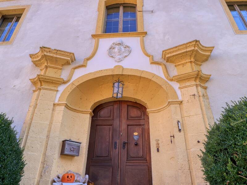 Portal des  Schlosses Ehrenfels mit geschnitztem Kürbis unter dem Briefkasten.