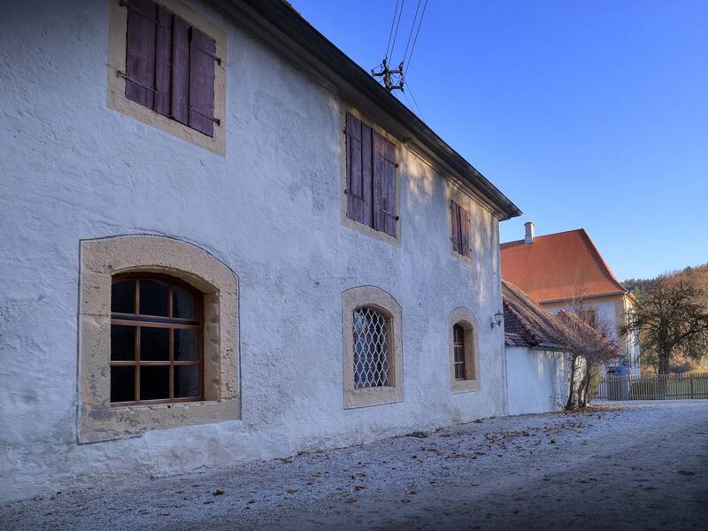Hof an der Seite von Schloss Ehrenfels.