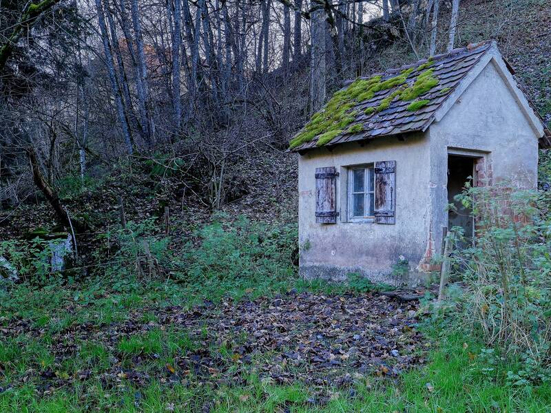 	Altes kleines Häuschen im Wald bei Schloss Ehrenfels.