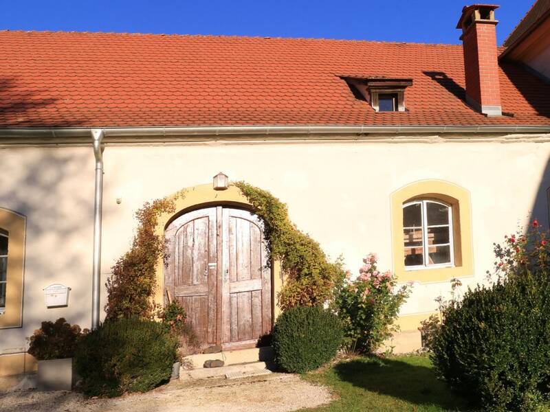 	Innenhof von Schloss Ehrenfels. Im Vordergrund ist ein Tor.