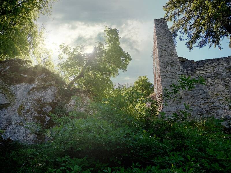 Blick auf die Ruine Hohenerpfingen von unten herauf und Sonnenschein im Vordergrund.