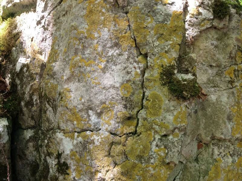 Felsen mit einem Riss bei Hohenerpfingen.