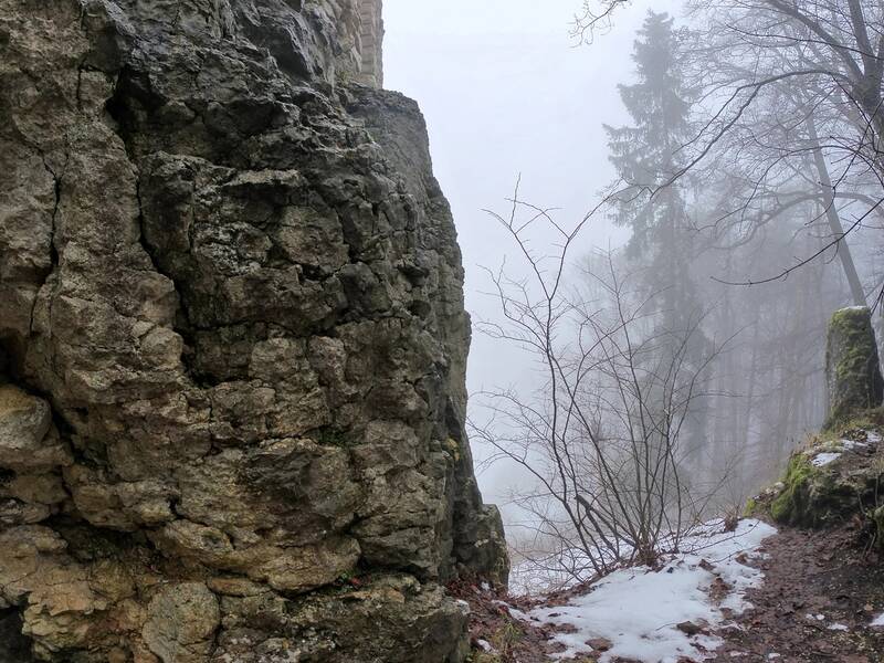 	Felswand von der Ruine Hohenerpfingen bei Nebel im Winter.