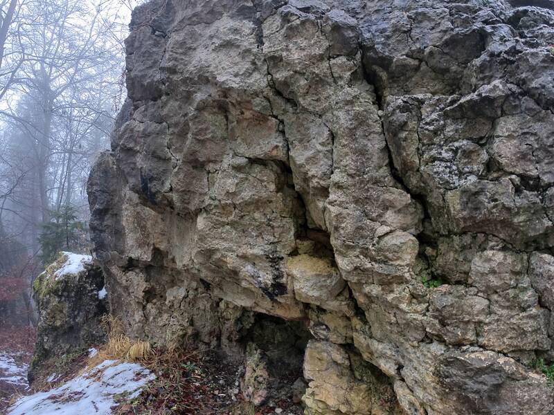 Felsen von Ruine Hohenerpfingen bei Nebel im Winter.
