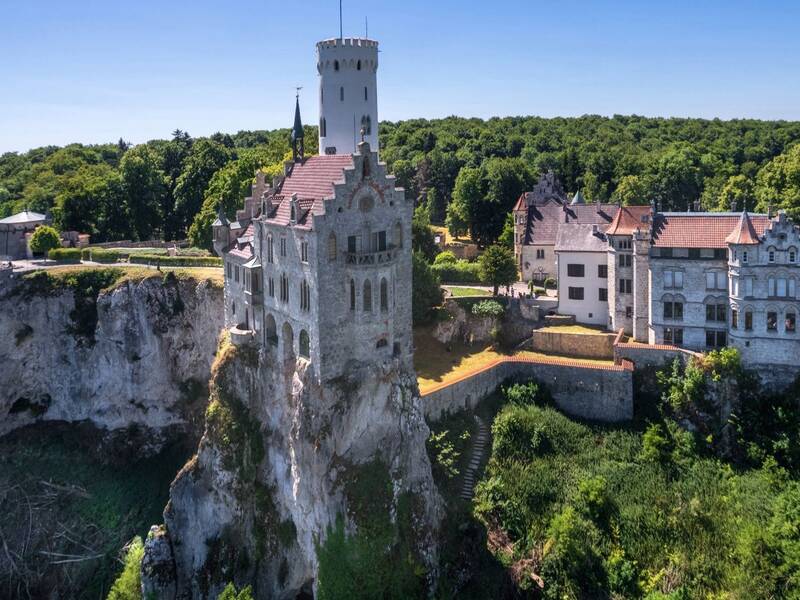 Blick auf Schloss Lichtenstein aus der Luft. Im Vordergrund ist der Wilhelmsturm zu sehen.