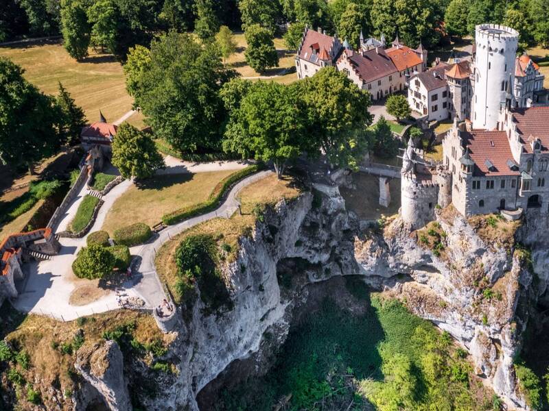 Blick auf Schloss Lichtenstein aus der Luft. Im Vordergrund ist der Augustenturm zu sehen.