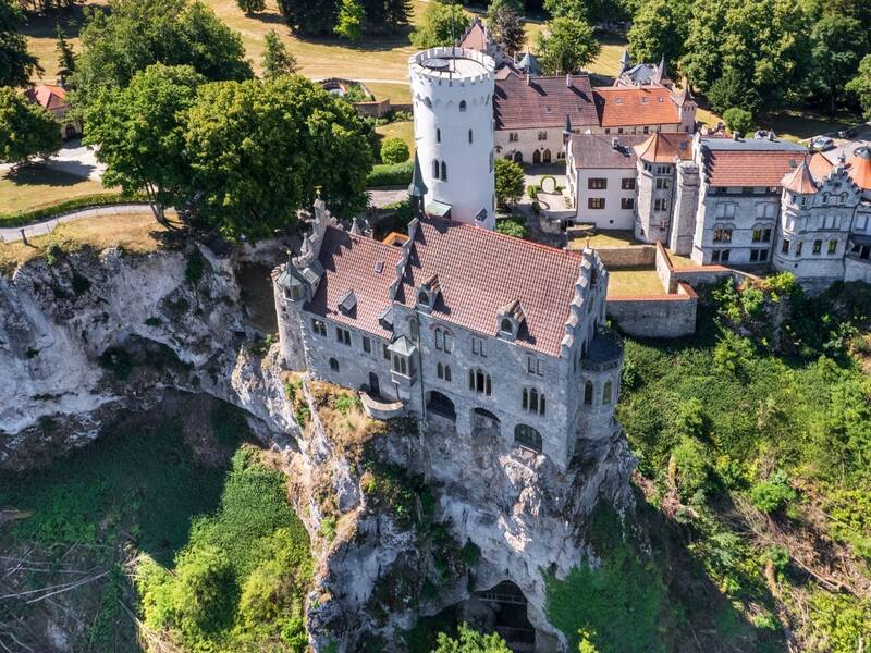 Blick auf Schloss Lichtenstein aus der Luft.
