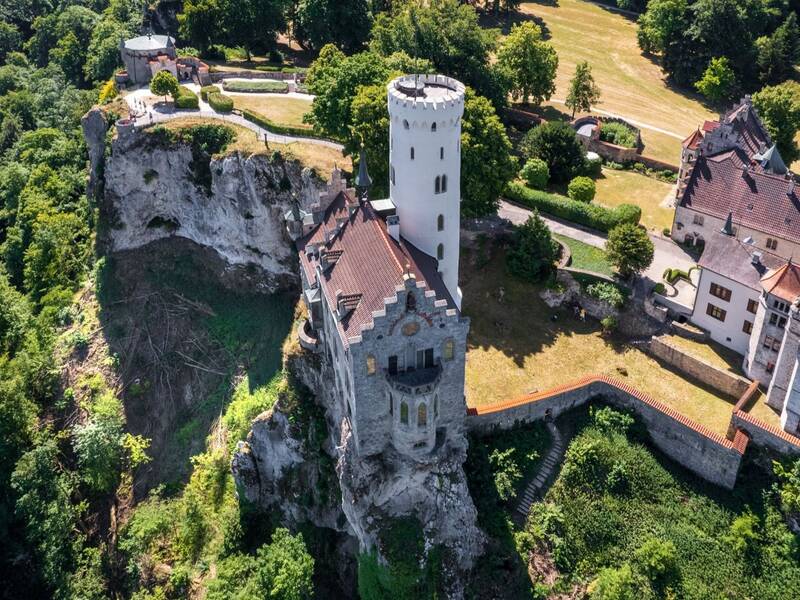 Blick auf Schloss Lichtenstein aus der Luft. Im Vordergrund ist der Wilhelmsturm.