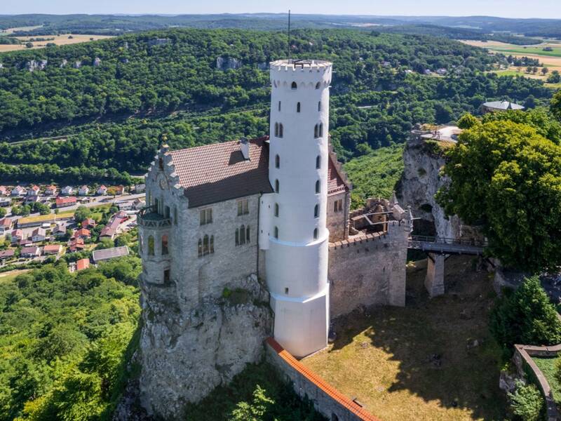 Blick auf den Wilhelmsturm von Schloss Lichtenstein aus der Luft.