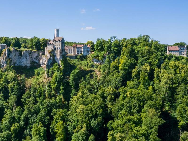 	Blick auf Schloss Lichtenstein aus der Luft.