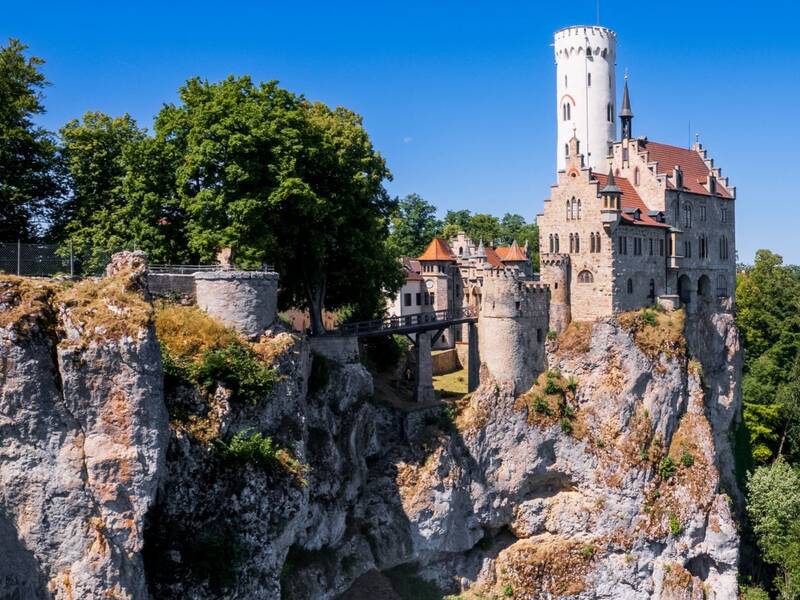 Blick auf Schloss Lichtenstein aus der Luft.