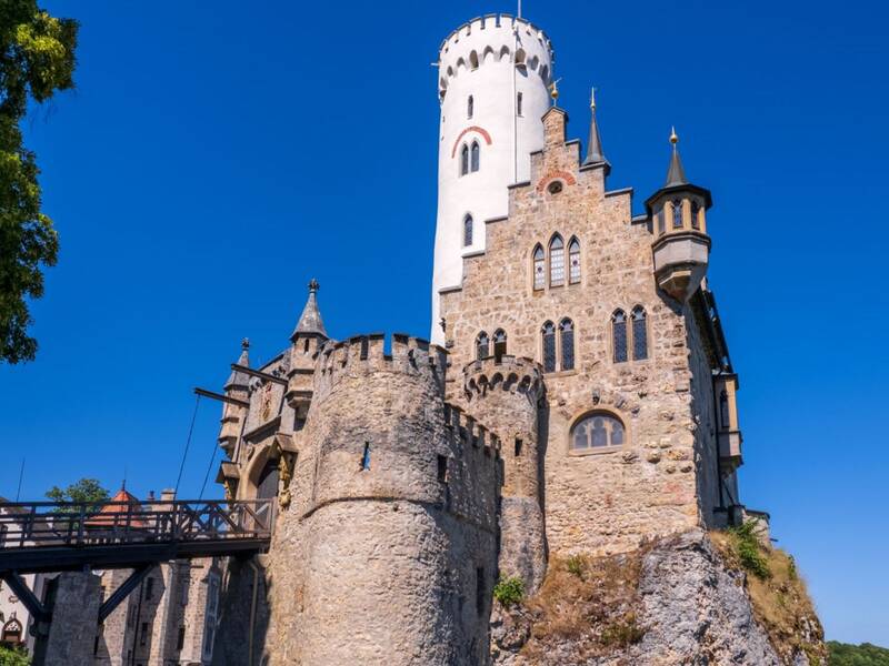 Blick auf Schloss Lichtenstein. Im Vordergrund ist der Wilhelmsturm zu sehen.