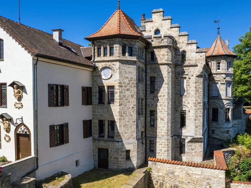 Blick auf das Gebäude im Innenbereich von Schloss Lichtenstein aus der Luft.