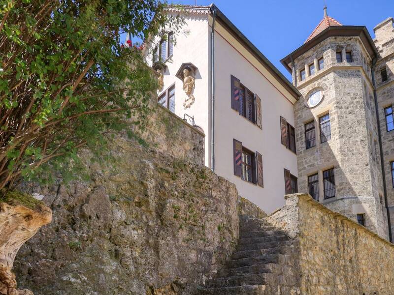 	Blick auf eine Steintreppe im Innenhof von Schloss Lichtenstein.