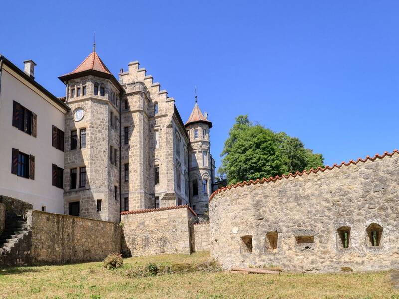 Blick auf den Innenhof von Schloss Lichtenstein. Im Vordergrund ist die Mauer zu sehen.