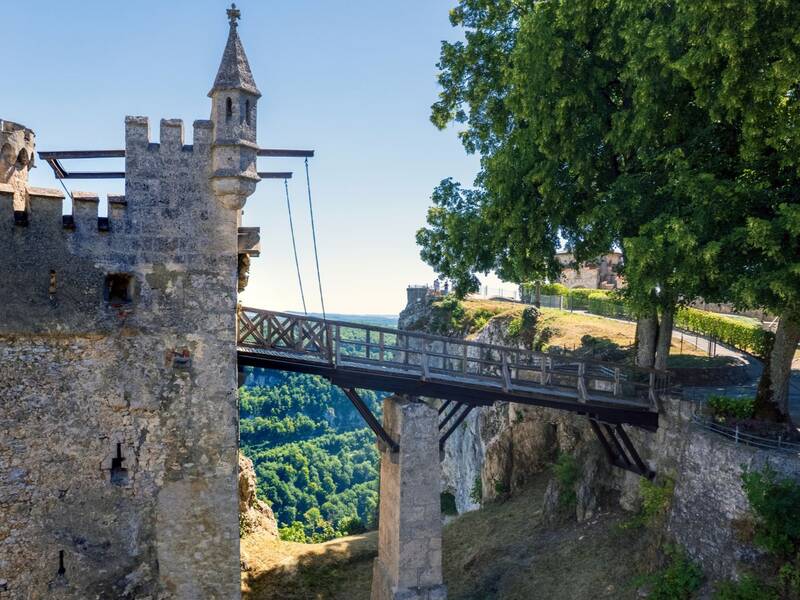 Blick auf die Holzbrücke zum Wilhelmsturm von Schloss Lichtenstein.
