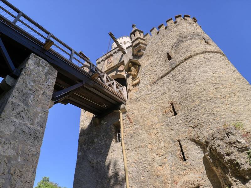 Holzbrücke zum Wilhelmsturm von Schloss Lichtenstein mit Blick von unten herauf.