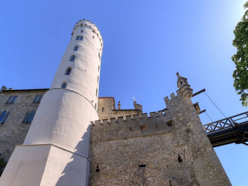 Blick auf den Wilhelmsturm von Schloss Lichtenstein von unten herauf.
