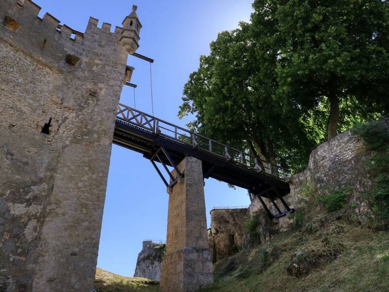 Holzbrücke zum Wilhelmsturm von Schloss Lichtenstein mit Blick von unten herauf.
