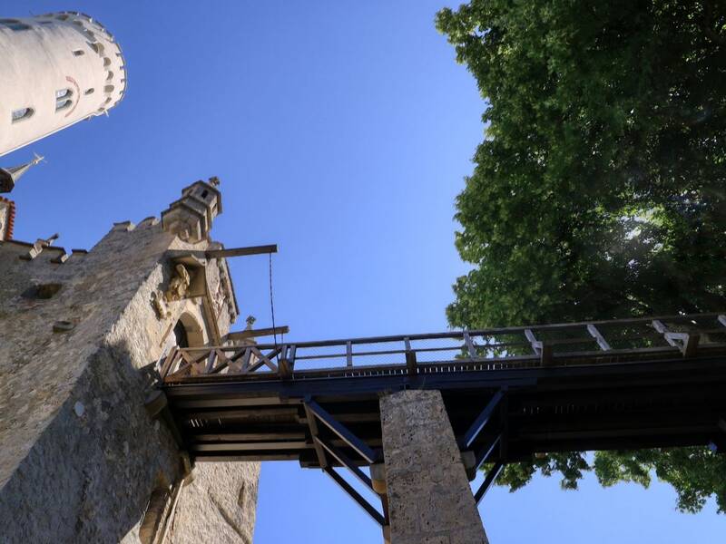 Holzbrücke zum Wilhelmsturm von Schloss Lichtenstein mit Blick von unten herauf.