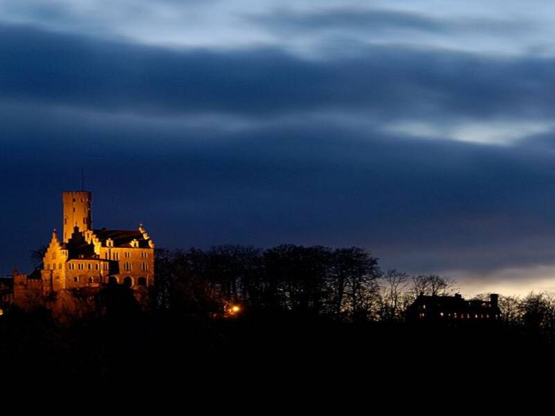 Blick auf Schloss Lichtenstein bei Dämmerung aus der Luft.