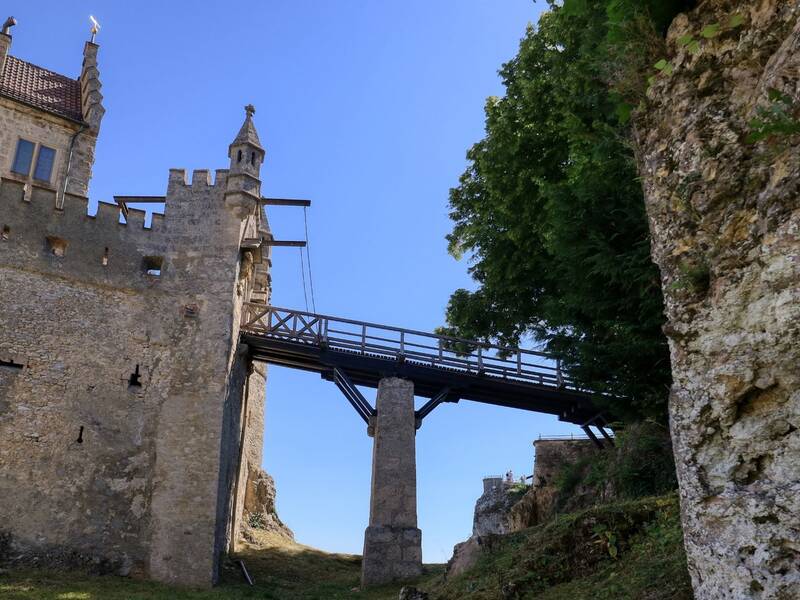 Blick auf die Holzbrücke zum Wilhelmsturm von Schloss Lichtenstein.