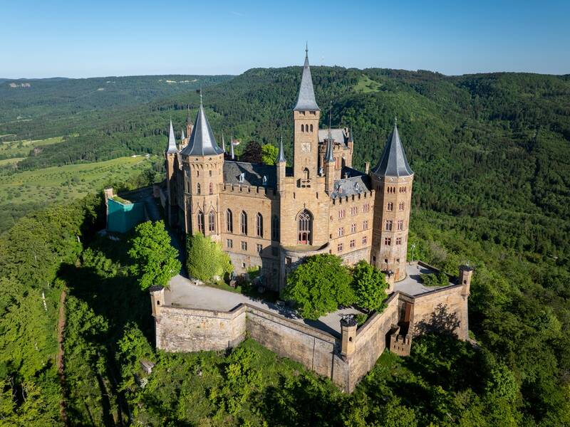 Burg Hohenzollern Westansicht mit Kaiser-, Bischofs- und Margrafenturm.