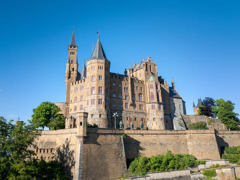 Burg Hohenzollern mit Michaelsturm (Mitte) und der Scharfeck-Bastion im Vordergrund.