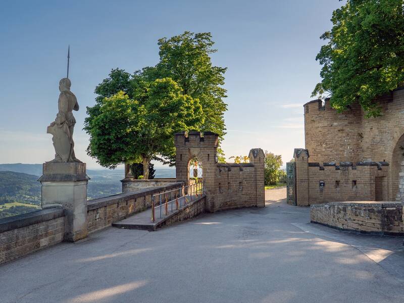 Blick auf die St. Michaels-Bastei der Burg Hohenzollern mit Torwächter im Vordergrund.