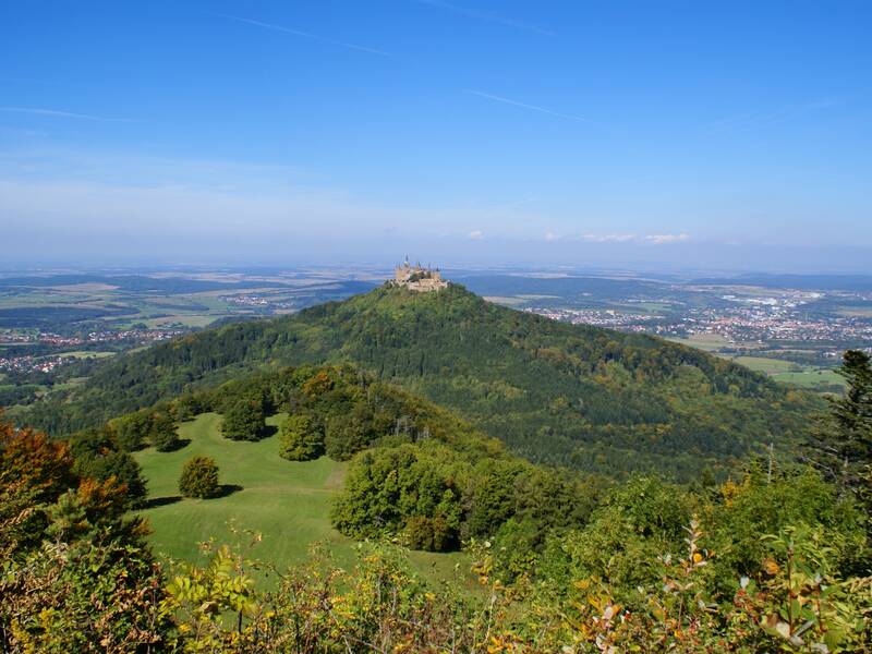 Blick auf die Burg Hohenzollern vom Zellerhorn (Aussichtspunkt Hohenzollernblick) aus.