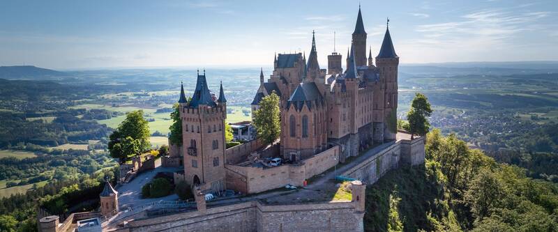 Die Burg Hohenzollern bei Zimmern, Stammsitz des Hauses Hohenzollern, prägt als weithin sichtbare Höhenburg das Landschaftsbild der Schwäbischen Alb.