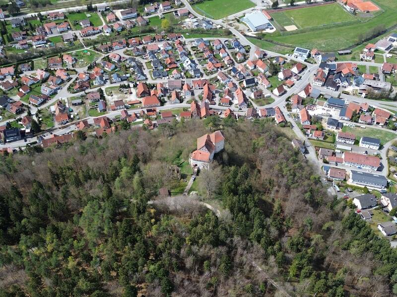 Gesamtansicht Burg Straßberg von Osten aus mit Gemeinde Straßberg im Hintergrund.