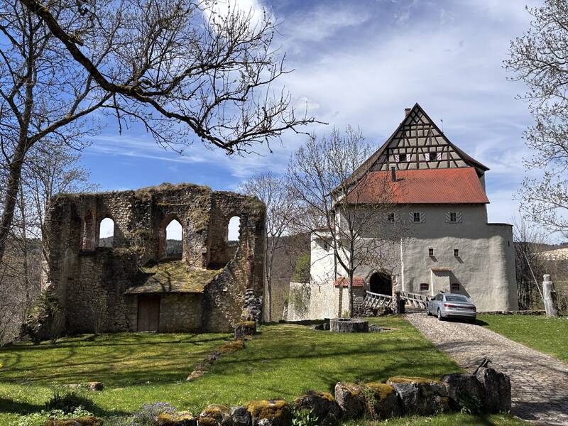 Burg Straßberg von der Feldseite mit Burgtor und Kirchenruine.