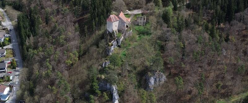 Die Burg Straßberg wird seit dem 12. Jahrhundert nahezu durchgehend bewohnt und zählt zu den wenigen kontinuierlich genutzten Burgen der Region.