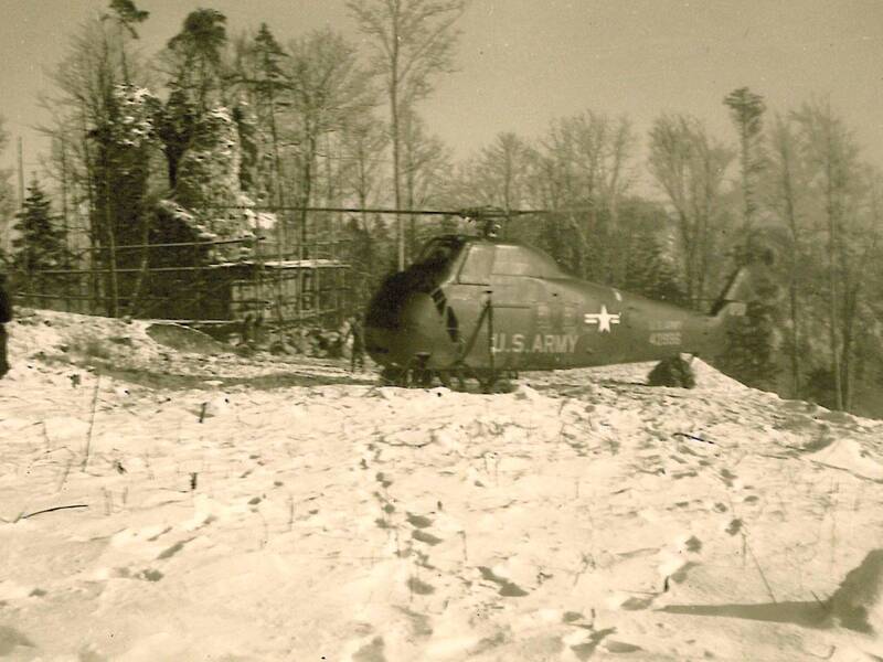 Transport von Baumaterialien durch Hubschrauber der US-Armee im Dezember 1957 zur Ruine der Burg Schalksburg.