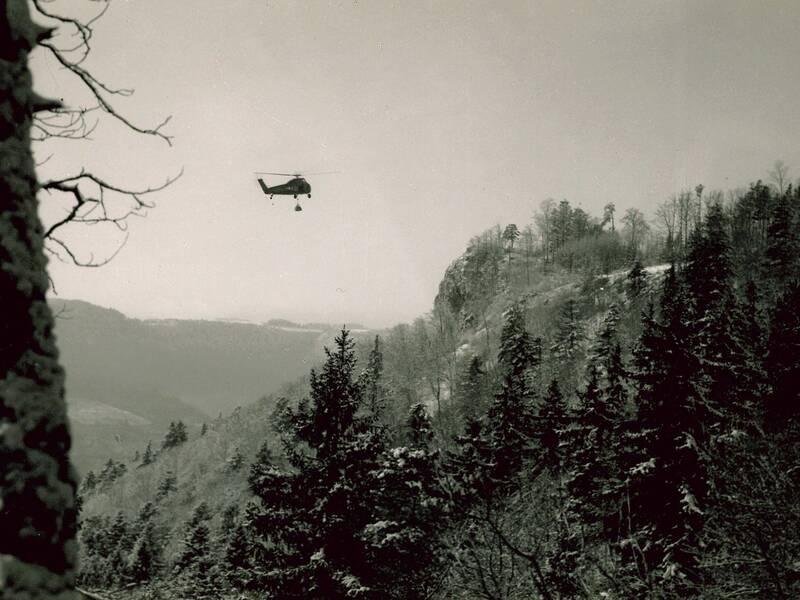 Flug von Baumaterialien durch Hubschrauber der US-Armee zur Ruine der Burg Schalksburg im Dezember 1957. Im Hintergrund Felserhebung mit abgegangener Kernburg.