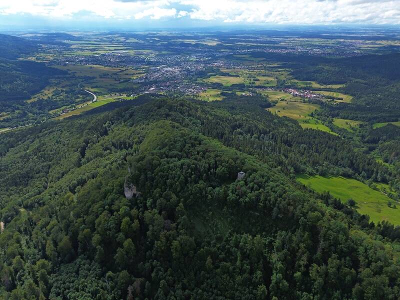 Blick Richtung Dürrwangen auf den Burgfelsen der Burg Schalksburg mit teilrekonstruiertem Bergfried.