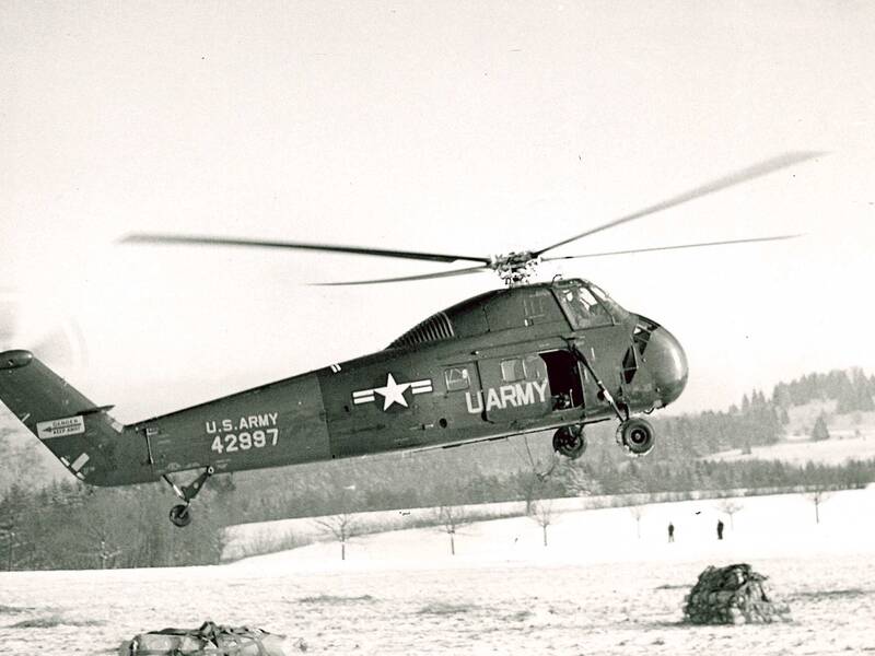 Abtransport von Baumaterialien vom Heersberg bei Burgfelden durch Hubschrauber der US-Armee zur Ruine der Burg Schalksburg im Dezember 1957.