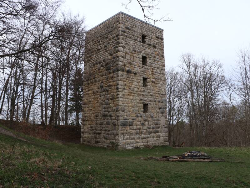 Teilrekonstruierter Bergfried der Burg Schalksburg.