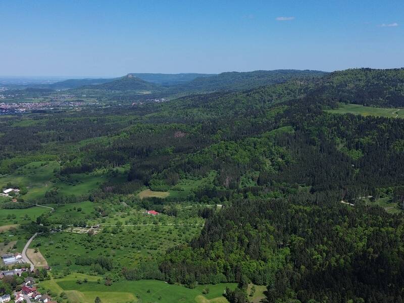 Blick nach Osten über den Albtrauf mit der Burg Ror und dem Hohenzollern dahinter.