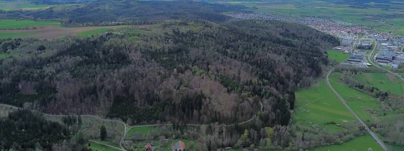 Blick nach Westen, vorne der Stauffenberger Hof, wenig rechts darüber Burg Stauffenberg im Wald (nichts sichtbar), im Hintergrund Rangendingen.