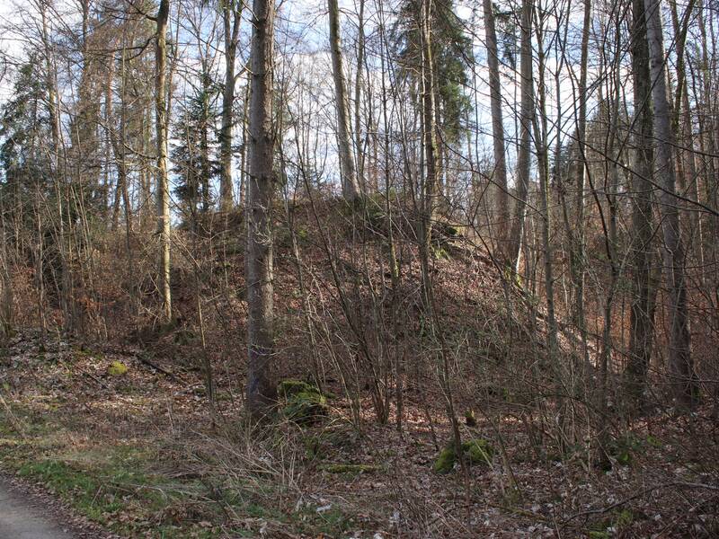 Kernburghügel der Burg Stauffenberg von Norden her gesehen.