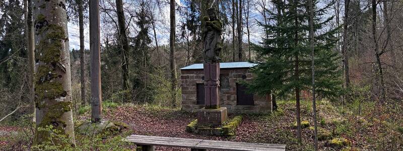 Plateau der Kernburg mit der Stauffenberg-Gedenkstätte.