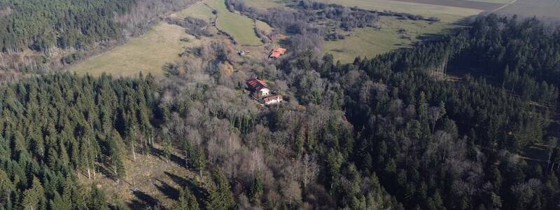 Blick von der Hainburg nach Westen auf den Hainburger Hof, rechts dahinter der Hohenzollern.