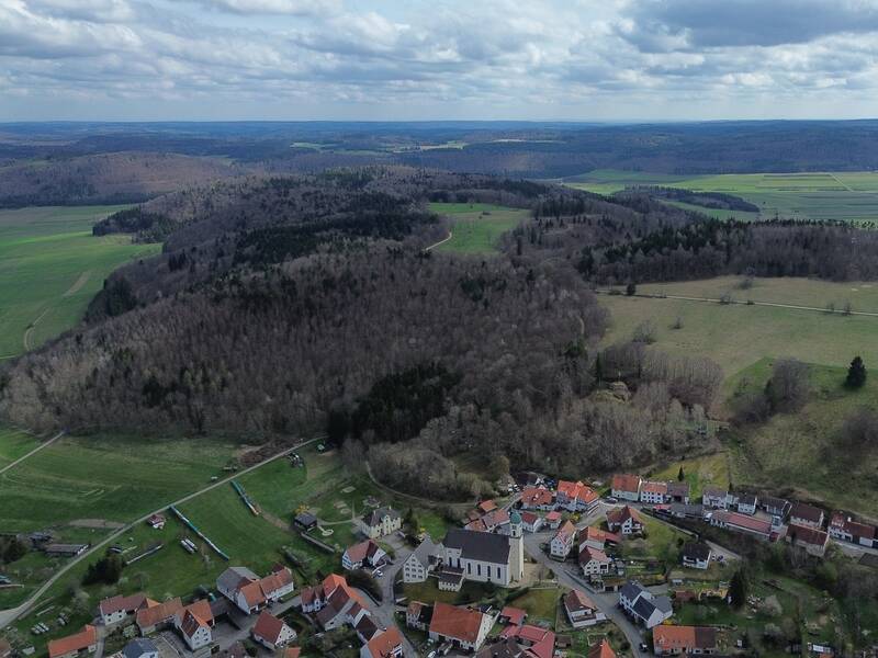 Im Vordergrund das Dorf Salmendingen, oberhalb davon die Burg Salmendingen.