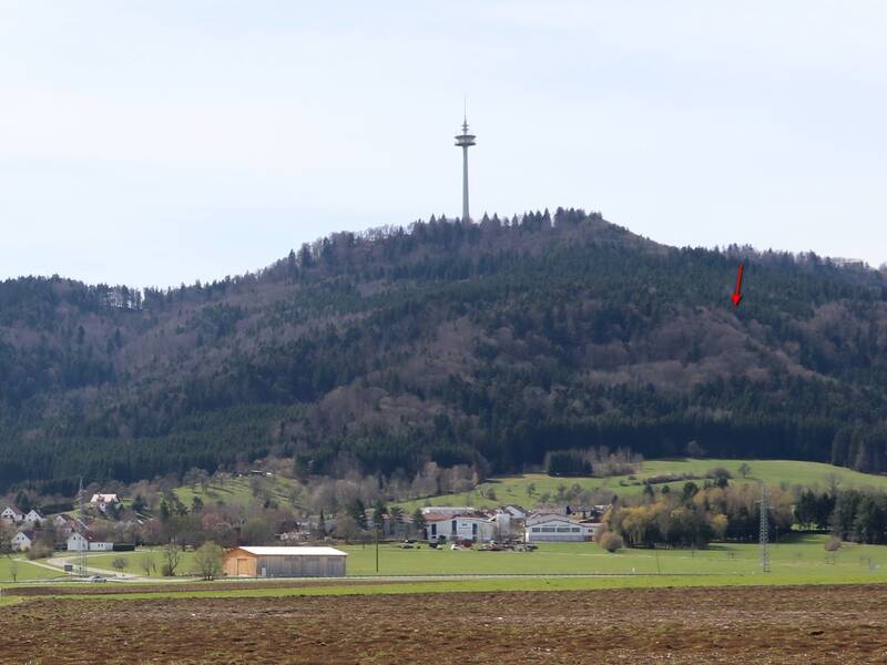 Unterhalb vom Plettenberg liegt Burg Roßwangen (roter Pfeil).